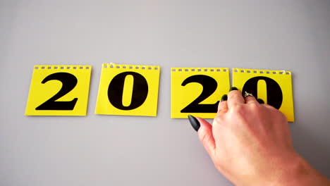 Der-Gelbe-Flip-Kalender-Wechselt-Zu-Einem-Neujahrszeiger