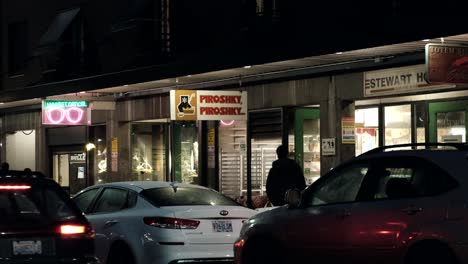 Piroshky-Piroshky-Bäckerei-Und-Köstliches-Restaurant-–-In-Der-Nähe-Des-Berühmten-Pike-Place-Central-Market-–-Blick-Von-Außen,-Mit-Vorbeiziehenden-Menschen-Und-Verkehr-–-Glatte-4K-Aufnahmen