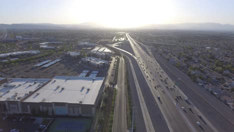 Las-Vegas-Highway,-Ruhiger-Sonnenuntergang,-Luftdrohnenaufnahme