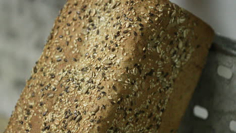 Brauner-Laib-Bio-Brot-Mit-Mehrkornsamen-In-Der-Bäckerei