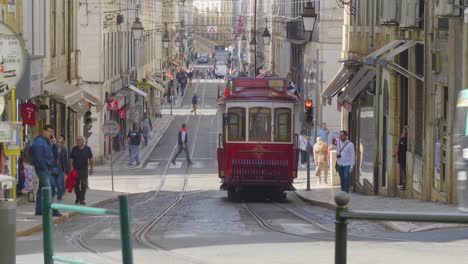 Una-Vista-Del-Tranvía-De-Lisboa-Moviéndose-En-Su-Vía-Donde-Muchos-Turistas-Visitan-La-Ciudad-Vieja-De-Portugal