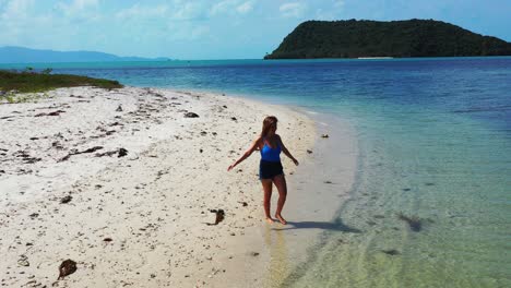 Junge-Schöne-Frau-Genießt-Einen-Spaziergang-Am-Leeren,-Ruhigen,-Exotischen-Strand-Mit-Weißem-Sand-Und-Wäscht-Ihre-Füße-Auf-Dem-Ruhigen,-Klaren-Wasser-Des-Meeres-In-Thailand
