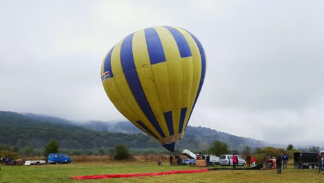 Das-Bodenpersonal-Bläst-Einen-Heißluftballon-Mit-Brenner-Auf,-Um-Den-Start-Vorzubereiten