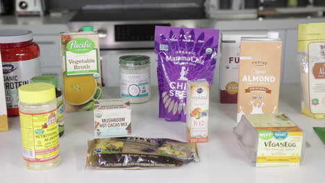 Gesunde-Superfoods-Von-Spezialmärkten-In-Der-Weißen-Küche,-Pfanne-Rechts