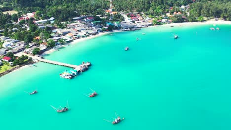 Chalok-Lam-bay-with-boats-floating-around-the-pier-in-calm-turquoise-lagoon