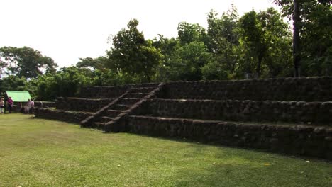 Touristen-Besuchen-Die-Archäologische-Stätte-Izapa-In-Mexiko