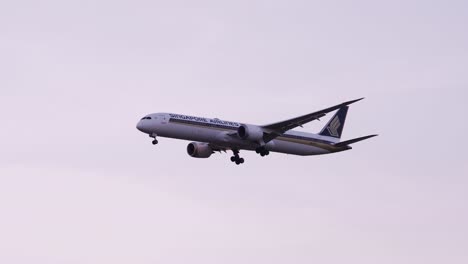 Singapore-Airlines-Boeing-787-10-Dreamliner-9v-scd-Acercándose-Antes-De-Aterrizar-En-El-Aeropuerto-De-Suvarnabhumi-En-Bangkok-En-Tailandia