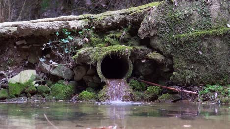 Abwasserrohr-Wirft-Schlamm-In-Einen-Fluss