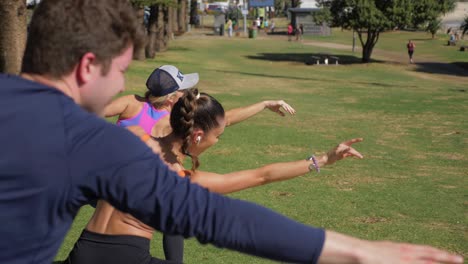 Eine-Gruppe-Junger-Menschen-Praktiziert-Yoga-Auf-Dem-Picknickplatz-–-Burleigh-Hill-–-Burleigh-Heads-Beach-In-Gold-Coast,-Queensland,-Australien