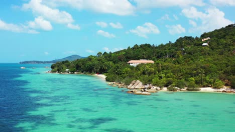 Ruhige-Küste-Einer-Tropischen-Insel-Mit-Blau-türkisfarbenen-Meeresklippen-Und-Exotischem-Küstenstrand-Mit-Grüner-Vegetation-In-Thailand