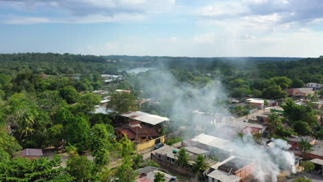 Luftaufnahme---Verarmter-Indigener-Slum-In-Der-Nähe-Der-Stadt-Manaus,-Brasilien