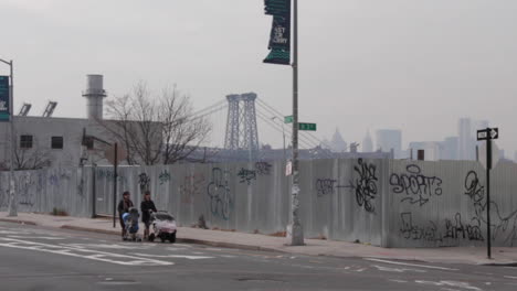 Zwei-Chassidische-Orthodoxe-Jüdische-Frauen-Gehen-Mit-Kinderwagen-In-Williamsburg,-Brooklyn,-Spazieren