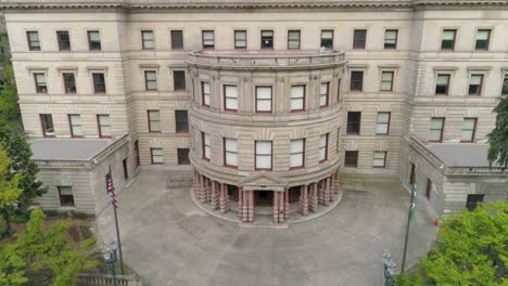Historische-Luftaufnahmen-Der-Außenseite-Des-Rathauses-Von-Portland,-Die-Aufgrund-Von-Covid-19-Leer-Ist