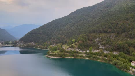 Coastal-road-by-beautiful-Ledro-Lake-in-Northern-Italy