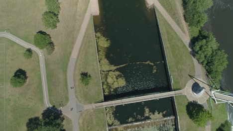 Luftaufnahme-Von-Oben-Nach-Unten-Einer-Modernen-Brücke-über-Eine-Kanalumleitung-Von-Einem-Fluss