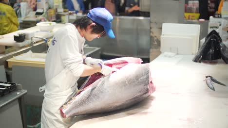 Bluefin-Tuna-Being-Dissected-In-Front-Of-The-Audience-At-The-Toretore-Ichiba-Fish-Market-In-Wakayama,-Japan