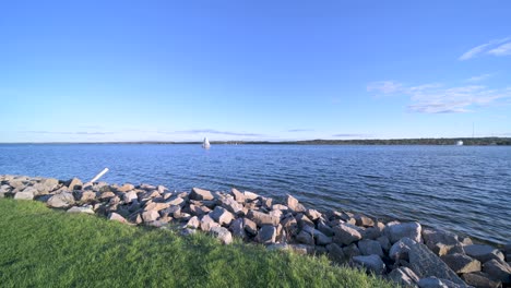 Segelboot-Am-Strand-Von-Barrie-Ontario-Direkt-Bei-Sonnenuntergang-4k