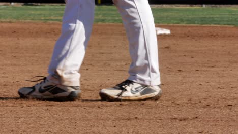 Piernas-De-Un-Jugador-De-Béisbol-Caminando-En-El-Campo,-Usando-Calzado-Nike