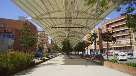 Bulevar-Moderno-Como-Una-Rambla-En-El-Distrito-De-Sant-Marti-En-Barcelona
