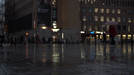 Zeitlupe-Von-Stadtkäufern-Und-Fußgängern-Im-Regen-Mit-Regenschirmen