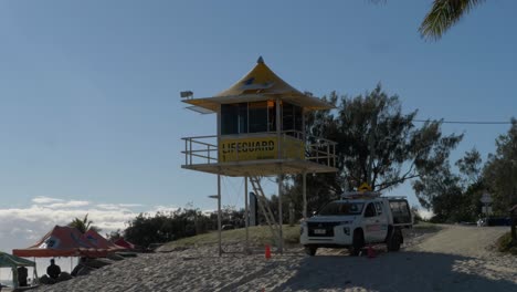 Vehicle-Parked-At-The-Lifeguard-Tower-In-Snapper-Rocks---Greenmount-Beach-And-Rainbow-Bay-In-Summer---Gold-Coast,-Queensland,-Australia