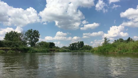 Zeitraffer-Des-Flusses-Warta-An-Einem-Schönen-Sommertag-Mit-Weißen-Wolken,-Die-Sich-Schnell-über-Das-Wasser-Bewegen