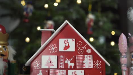 Holzbaum-Adventskalender-Vor-Einem-Echten-Weihnachtsbaumgeschmückten-Nussknacker-Soldaten-Spielzeug