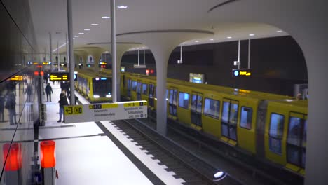 Estación-De-Tren-Futurista-En-Berlín-Con-Subterráneos-Amarillos-Entrantes