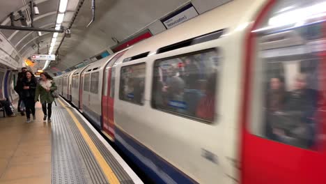 Die-Londoner-U-Bahn-Ist-über-150-Jahre-Alt-Und-Eines-Der-Größten-Schnellverkehrssysteme-Der-Welt