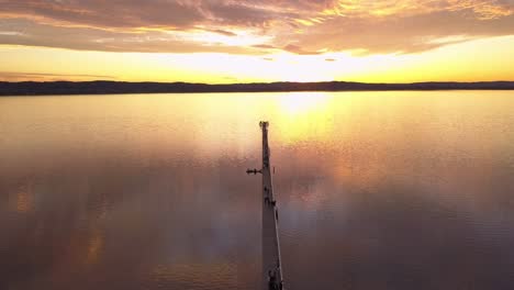 Wunderschöne-Luftaufnahme-Des-Goldenen-Sonnenaufgangs-Oder-Sonnenuntergangs-Am-Long-Jetty-Wharf,-Central-Coast-New-South-Wales,-Sydney,-Australien