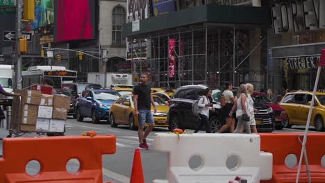 Manhattan-New-York-Vibrant-City-Life,-Slow-Motion,-People-and-Cars-at-Avenue