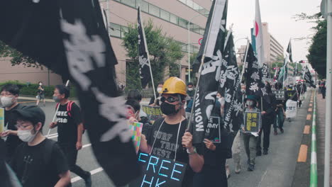 Demonstranten-Marschierten-Mit-Der-Flagge-Der-Freien-Hongkong-Revolution-Jetzt-Durch-Die-Straßen-Von-Tokio-–-Solidarität-Für-Die-Proteste-In-Hongkong-In-Japan