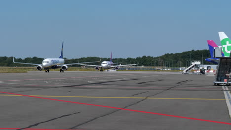 Ein-Flugzeug-Der-Fluggesellschaft-Ryanair-Rollt-Tagsüber-Langsam-Auf-Der-Landebahn-Des-Flughafens-Eindhoven-In-Eindhoven,-Niederlande-–-Totalaufnahme