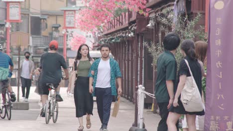 Lovely-Couples-Strolling-On-The-Street-In-Asakusa,-Tokyo,-Japan---full-shot