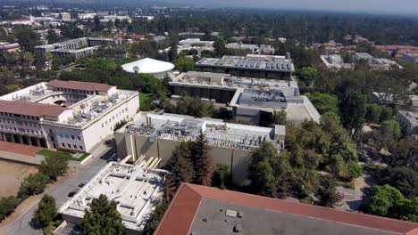 Vista-Aérea-Con-Vistas-Al-Instituto-Caltech,-En-Un-Día-Soleado,-En-Pasadena,-Los-ángeles,-Ee.uu.---Dolly,-Tiro-De-Drones