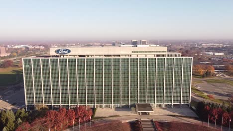 Exterior-Building-Of-Ford-World-Headquarters---Henry-Ford-II-World-Center-On-A-Sunny-Day-During-Autumn-At-Dearborn,-Michigan,-USA
