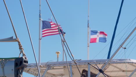Flagge-Der-Vereinigten-Staaten-Und-Der-Dominikanischen-Republik-Winkt-Auf-Einem-Motorboot