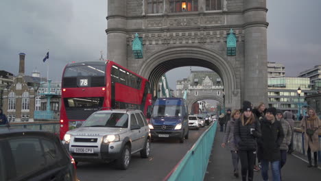 Slow-Motion-of-Busy-Traffic-on-Tower-Bridge-During-Christmas-Holidays,-London-UK