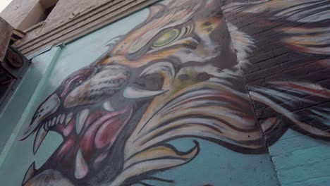 Pared-De-Graffiti-En-El-Edificio-En-El-Callejón-De-San-Francisco,-Pintura-Artística-De-Leones,-Arte-Callejero