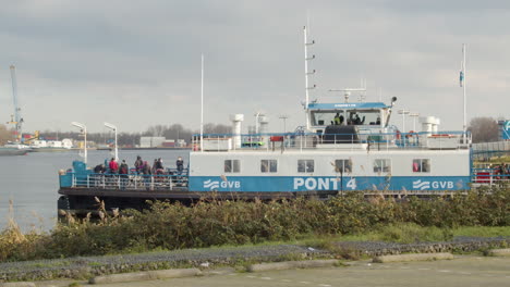 Ferry-De-Amsterdam-Saliendo-Del-Muelle-Y-Cruzando-El-Río-En-Los-Países-Bajos---Ancho
