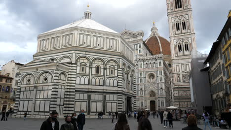People-at-Piazza-del-Duomo-during-pandemic,-Florence