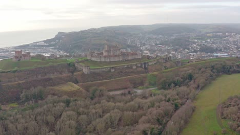 Luftaufnahme-Von-Dover-Castle-Mit-Hafen-Und-Stadt-Im-Hintergrund,-Großbritannien
