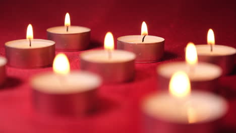 Kerzen-Teelichter-Auf-Rotem-Hintergrund