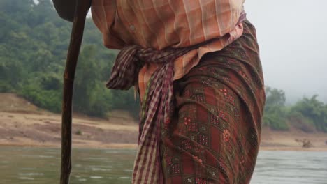 Mann-Schiebt-Ein-Boot-Einen-Fluss-Hinauf-In-Indien