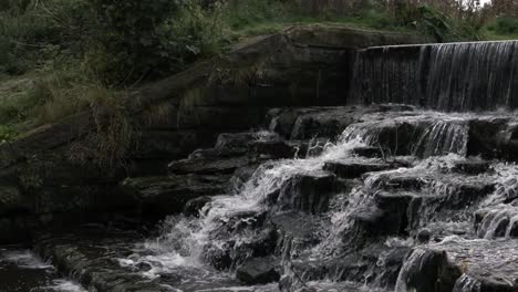 Wasser-Fließt-über-Den-Kaskadierenden-Wasserfall,-Weitwinkelaufnahme