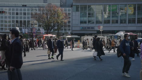 Eine-Menschenmenge-überquert-Den-Shibuya-Kreuzung-Während-Der-Coronavirus-Pandemie-In-Tokio,-Japan-–-Der-Verkehrsreichsten-Kreuzung