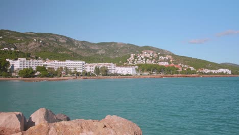 Las-Fuentes-beach-resort-on-the-mediterranean-shore-with-mountains-in-the-background