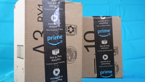 Amazon-Prime-Pakete,-Pakete,-Online-Geschäft,-Einkaufen,-Handel,-Kommerziell,-Postfach,-Lieferung,-Kauf,-Karton,-Online-Deal,-Paket,-Einzelhandel,-E-Commerce,-Marketing