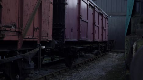Stehende-Güterwaggons-Auf-Der-Strecke,-Totalaufnahme