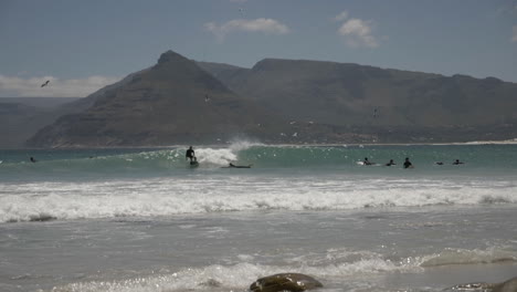 Zeitlupe-Von-Surfern-Entlang-Der-Küste-In-Südafrika